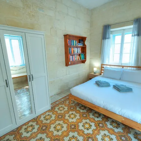 Traditional Townhouse Near Seafront, Roof Terrace Rthe1-1 דירה *