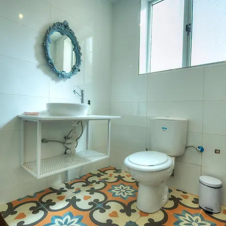 Traditional Townhouse Near Seafront, Roof Terrace Rthe1-1 דירה