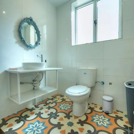 Traditional Townhouse Near Seafront, Roof Terrace Rthe1-1 דירה *